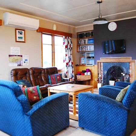 Surat Bay Lodge By The Sea/Backpackers Hostel Owaka Exterior photo