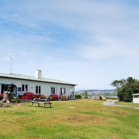 Surat Bay Lodge By The Sea/Backpackers Hostel Owaka Exterior photo