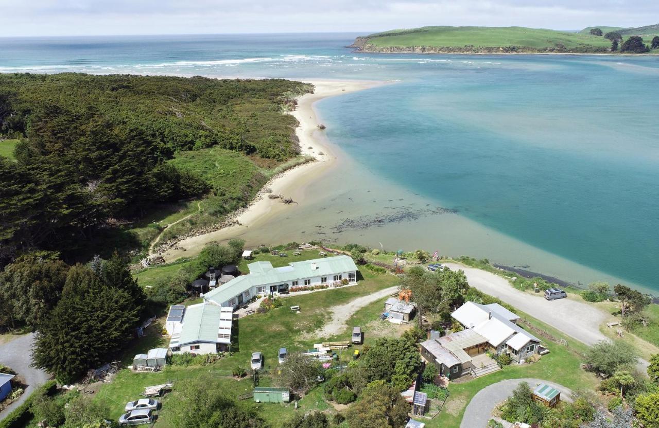 Surat Bay Lodge By The Sea/Backpackers Hostel Owaka Exterior photo
