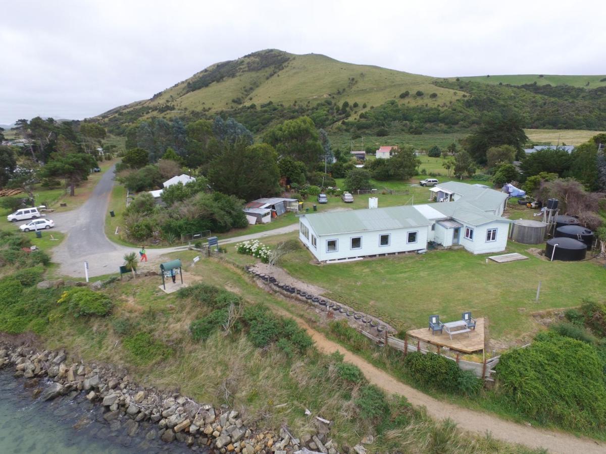 Surat Bay Lodge By The Sea/Backpackers Hostel Owaka Exterior photo