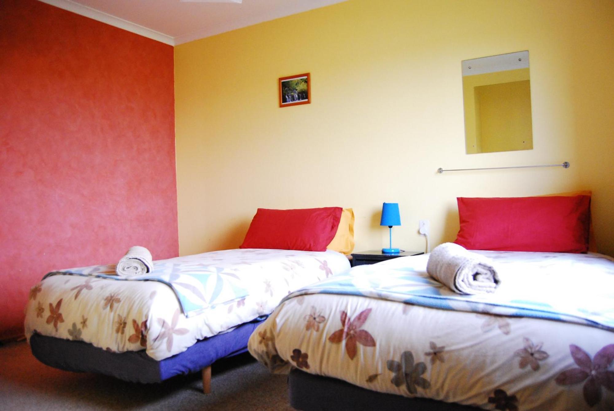 Surat Bay Lodge By The Sea/Backpackers Hostel Owaka Exterior photo