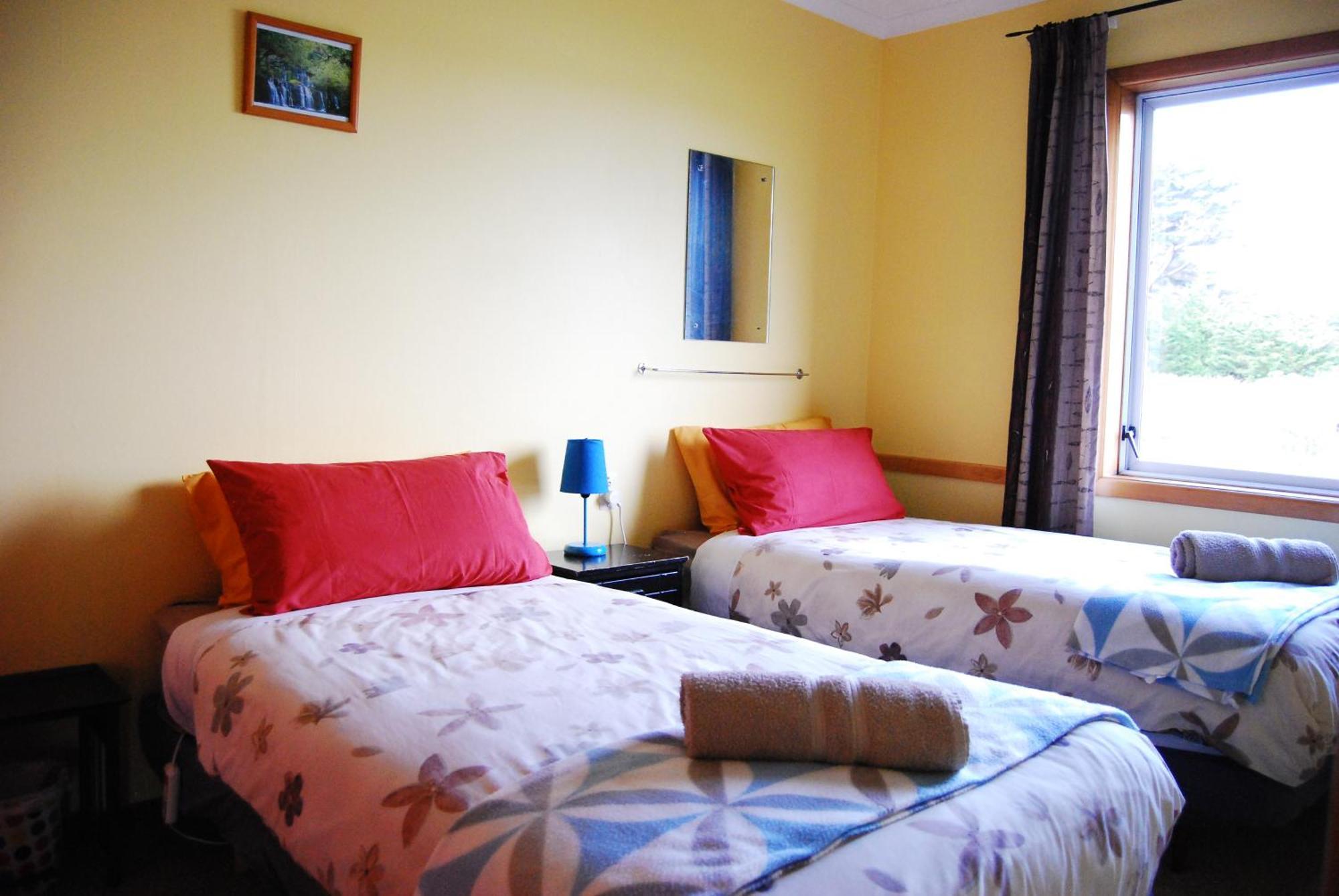 Surat Bay Lodge By The Sea/Backpackers Hostel Owaka Exterior photo